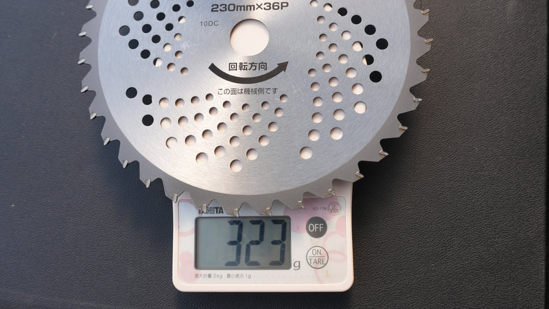 山善草刈用チップソーをはかりで量った重量323gの写真